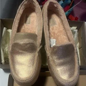 UGG size 8 women’s “W/Hailey Metallic”